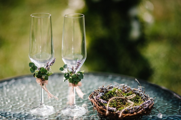 Duas taças de champanhe de casamento decoradas com lavanda Alianças de casamento