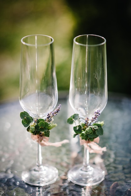 Duas taças de champanhe de casamento decoradas com lavanda