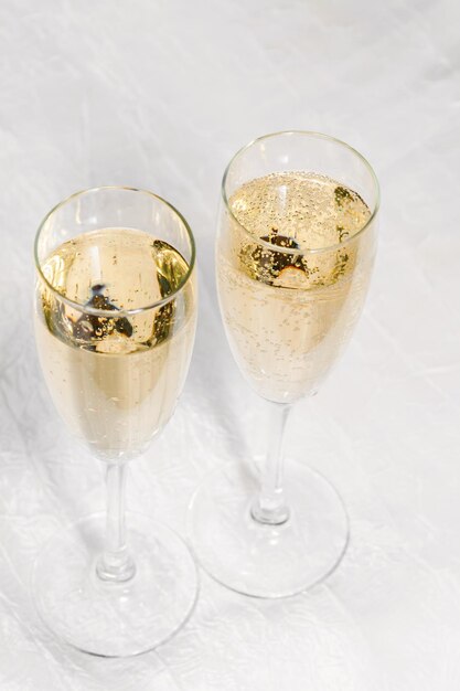Duas taças de champanhe em uma vista superior de closeup