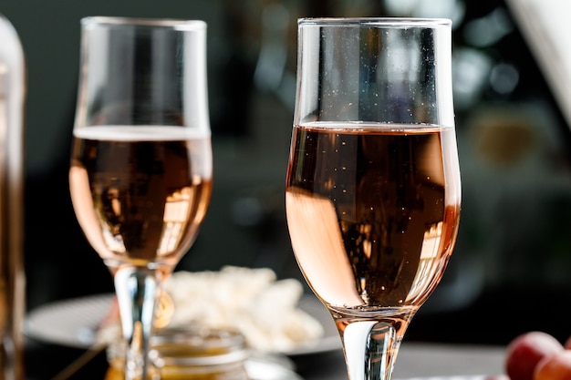 Duas taças de vinho na mesa fecham a foto