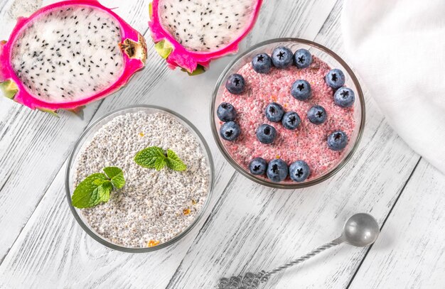 Duas tigelas de pudim de chia com mirtilos e pitaya