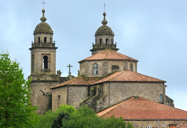 Duas torres sineiras da igreja de são francisco em santiago de compostela, espanha.