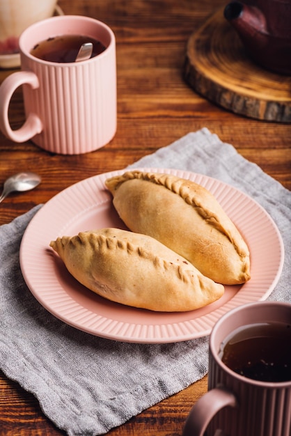 Duas tortas de repolho no prato