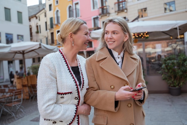 Duas turistas femininas passeando no centro da cidade