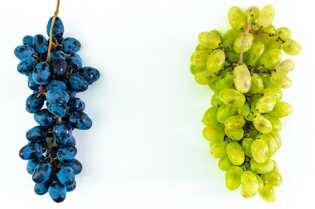 Duas variedades de uvas no fundo branco