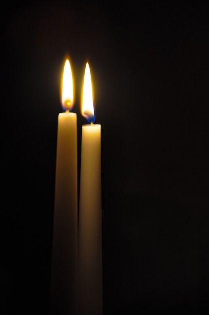 Duas velas acesas em um fundo preto