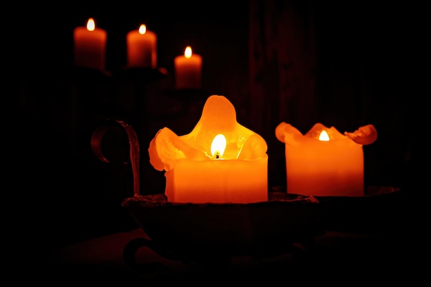 Foto duas velas no interior medieval