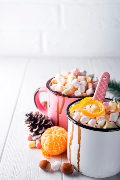 duas xícaras com chocolate quente ou cacau com marshmallow