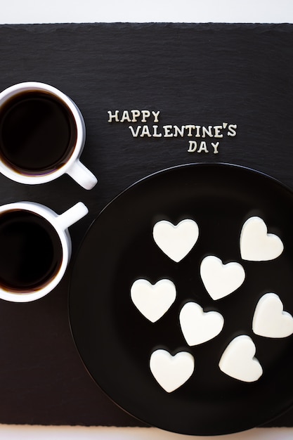 Duas xícaras de café e doces no coração feliz dia dos namorados