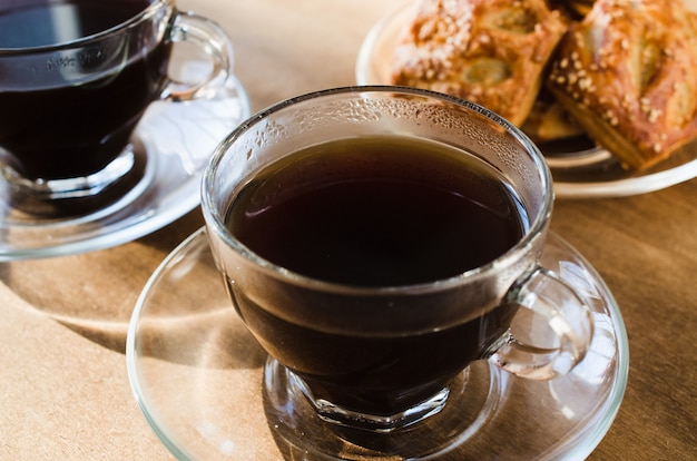 Duas xícaras de café e tortas. Bom dia conceito.