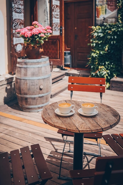 Duas xícaras de café em uma mesa em um café