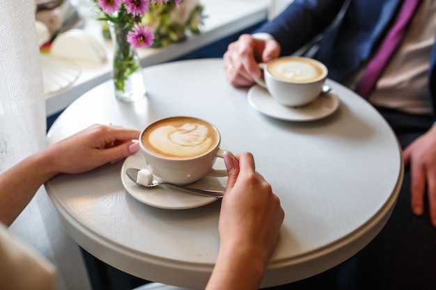 Duas xícaras de café em uma mesa em um café