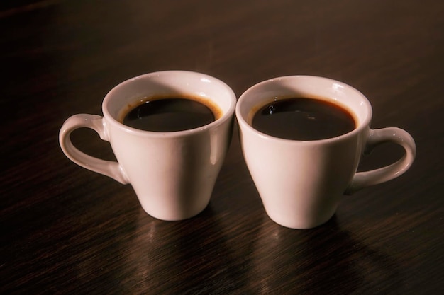 Duas xícaras de café expresso branco na mesa