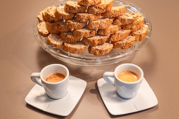 Duas xícaras de café expresso e biscoitos Cantucci tradicionais biscoitos de amêndoa italianos