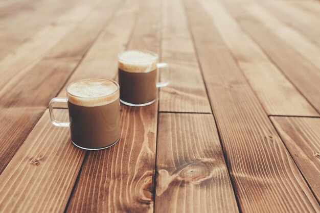 Duas xícaras de café no fundo do terraço de madeira marrom. Foto de alta qualidade