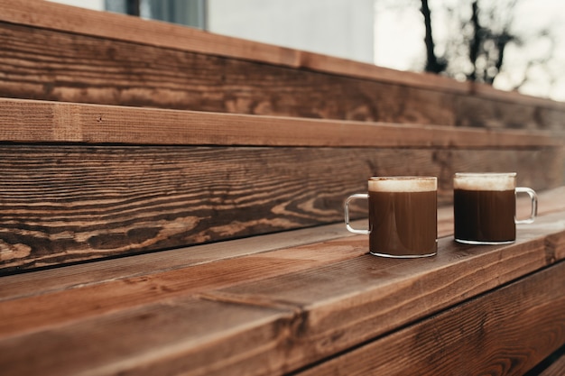 Foto duas xícaras de café no fundo do terraço de madeira marrom. foto de alta qualidade