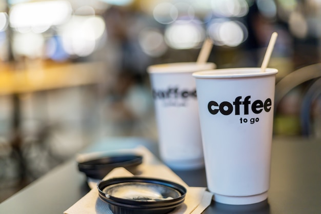 Duas xícaras de café para ir na mesa do refeitório.