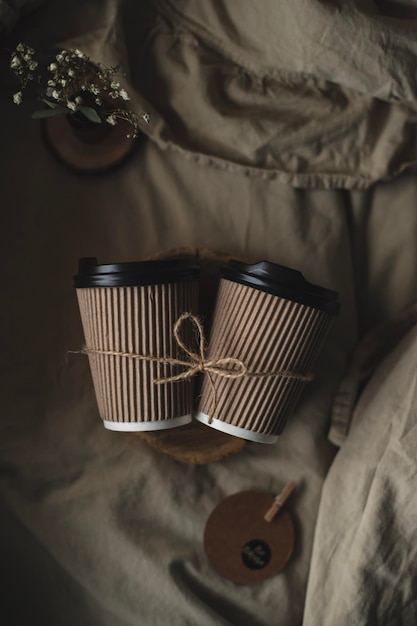 Duas xícaras de café são amarradas com uma corda