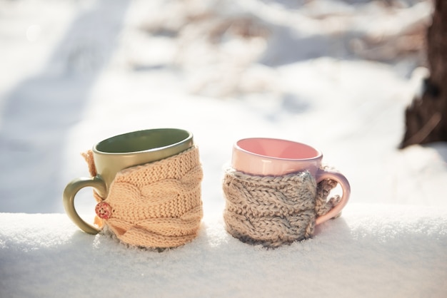 Duas xícaras de chá em uma paisagem de inverno