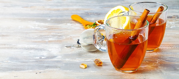 Duas xícaras de chá quente na mesa de madeira