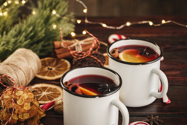 Duas xícaras de Natal mulled vinho em uma mesa de madeira