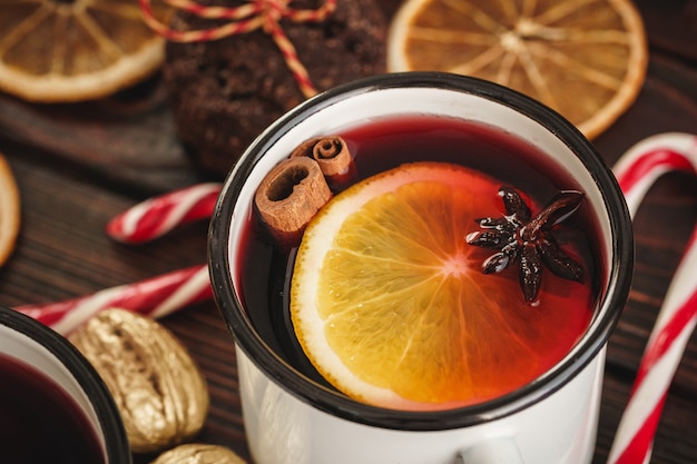 Duas xícaras de Natal mulled vinho em uma mesa de madeira