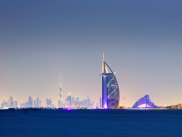 DUBAI - 17 de noviembre de 2017: Horizonte de Dubai en la noche con Burj al Arab en primer plano United Arab