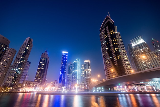 Dubai Business Bay in der Nacht