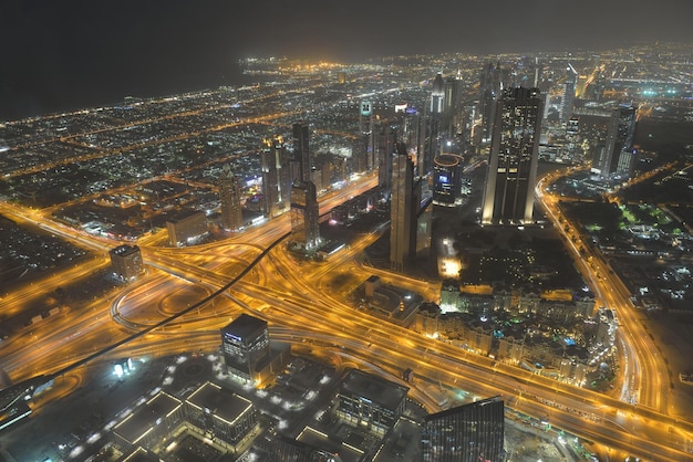 dubai city skyline main road und neue wolkenkratzer bei sonnenuntergang