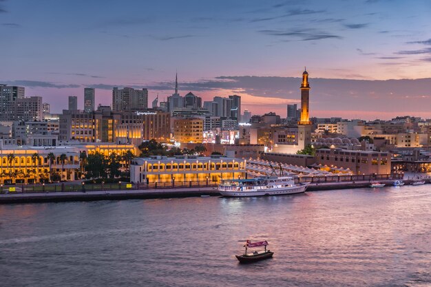 Dubai Creek à noite