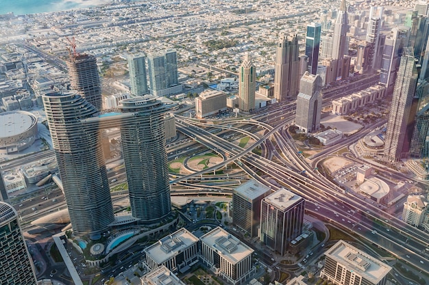 Dubái EAU 08 de noviembre de 2021 Paisaje urbano de Dubái Vista del centro desde la cima del Burj Khalifa