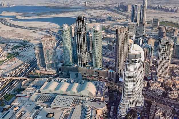 Dubái EAU 08 de noviembre de 2021 Paisaje urbano de Dubái Vista del centro desde la cima del Burj Khalifa