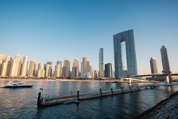 Dubai EAU 15 de febrero de 2020 Marina JBR Beach Fuente de agua de mar edificios altos