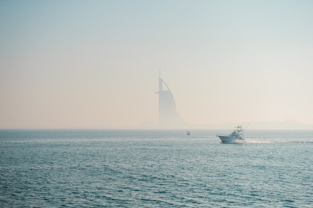 Dubai, emirados árabes unidos, 24 de dezembro de 2020 imagem nebulosa do hotel burj al arab