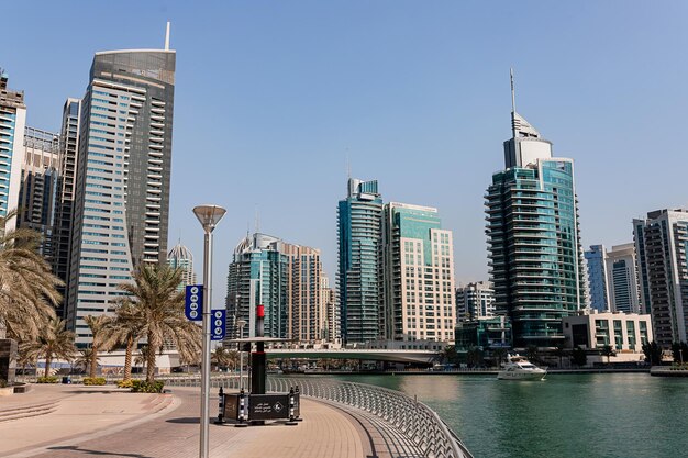 Dubai Emirados Árabes Unidos 09 de novembro de 2021 Arranha-céus de luxo Dubai Marina barco de cruzeiro e passeio na bela manhã ensolarada Emirados Árabes Unidos