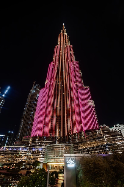 Dubai Emirados Árabes Unidos 09 de novembro de 2021 Burj Khalifa à noite é o arranha-céu mais alto do mundo, com 8298m em Dubai Emirados Árabes Unidos