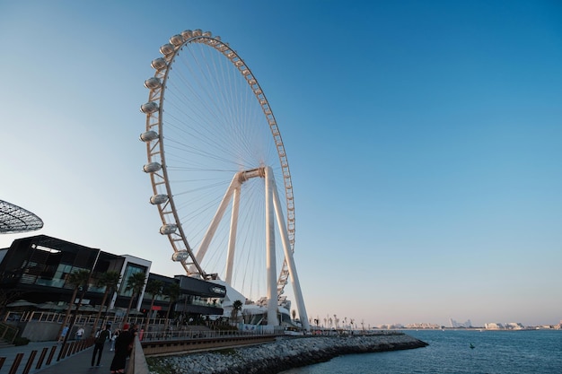 Dubai Emirados Árabes Unidos 15 de fevereiro de 2020 ilha Bluewaters com enorme estrutura metálica e roda gigante