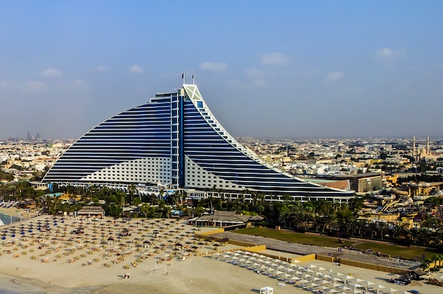 Dubai, Emirados Árabes Unidos-18 de novembro: Jumeirah Beach Hotel em 18 de novembro de 2017 em Dubai. Pelo segundo ano consecutivo, o hotel foi eleito o Melhor Hotel do Oriente Médio no Business Traveller Awards 2011 realizado na Alemanha