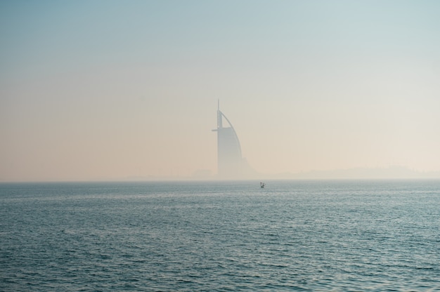 DUBAI, Emirados Árabes Unidos, 24 de dezembro de 2020 imagem nebulosa do hotel Burj al Arab