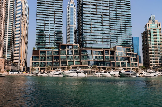 Dubai Emiratos Árabes Unidos 09 de noviembre de 2021 Lujo Dubai Marina rascacielos crucero y paseo marítimo en la hermosa mañana soleada Emiratos Árabes Unidos