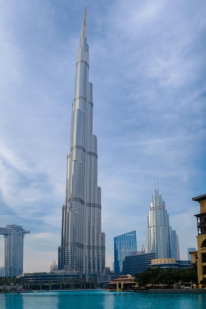 DUBAI EMIRATOS ÁRABES UNIDOS 10 DE FEBRERO DE 2021 Vista de abajo hacia arriba de Burj Khalifa en contraste con el cielo azul y las nubes