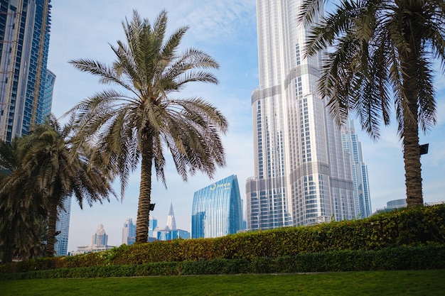 DUBAI EMIRATOS ÁRABES UNIDOS 10 DE FEBRERO DE 2021 Vista de abajo hacia arriba de Burj Khalifa en contraste con el cielo azul y las nubes