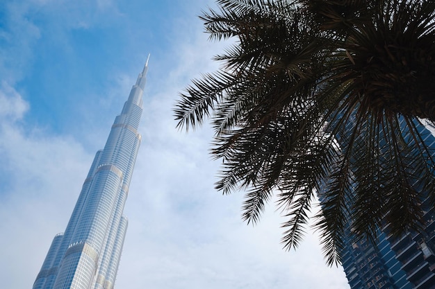 DUBAI EMIRATOS ÁRABES UNIDOS 10 DE FEBRERO DE 2021 Vista de abajo hacia arriba de Burj Khalifa en contraste con el cielo azul y las nubes