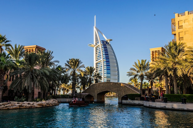 DUBAI, Emiratos Árabes Unidos - 10 de octubre de 2017: Vista del hotel Burj Al Arab desde el Madinat Jumeirah en Dubai, Emiratos Árabes Unidos. Burj Al Arab con 321 metros de altura es el hotel de 7 estrellas más lujoso y un símbolo del Dubai moderno.