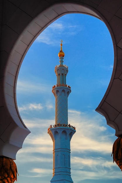 Dubai, Emiratos Árabes Unidos el 19 de marzo de 2014 Minarete de la Mezquita de Abu Dhabi, Emiratos Árabes Unidos Típico cielo del atardecer con nubes de colores