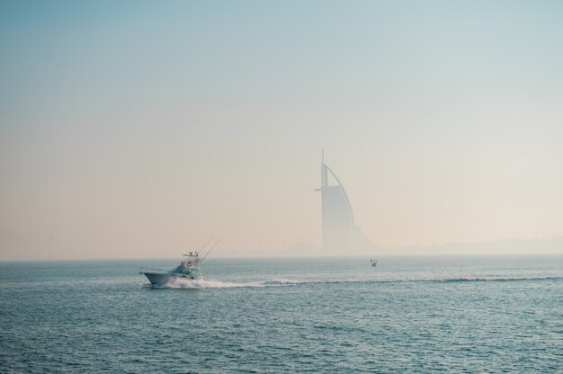 DUBAI, Emiratos Árabes Unidos, 24 de diciembre de 2020 imagen brumosa del hotel Burj al Arab