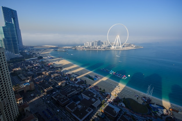 DUBAI, EMIRATOS ÁRABES UNIDOS. 25 DE DICIEMBRE DE 2020 Vista de la isla de agua azul, JBR