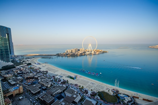 DUBAI, EMIRATOS ÁRABES UNIDOS. 25 DE DICIEMBRE DE 2020 Vista de la isla de agua azul, JBR