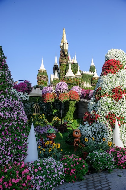 Dubai, Emiratos Árabes Unidos el 28 de marzo Dubai Miracle Garden en los Emiratos Árabes Unidos el 16 de febrero de 2022 tiene más de 45 millones de flores