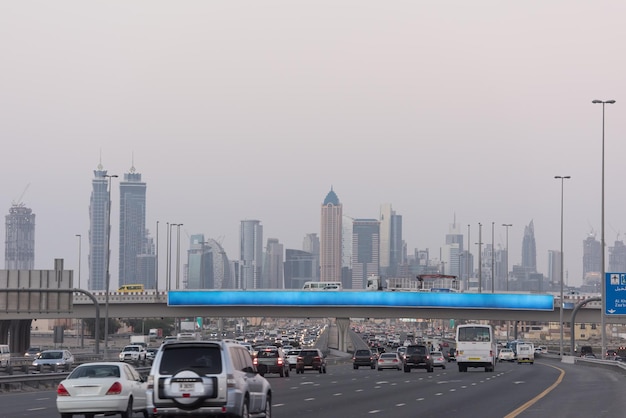 Dubai, Emiratos Árabes Unidos 30 de enero de 2017 Atasco de tráfico en Sheikh Zayed Road en Dubai, Emiratos Árabes Unidos
